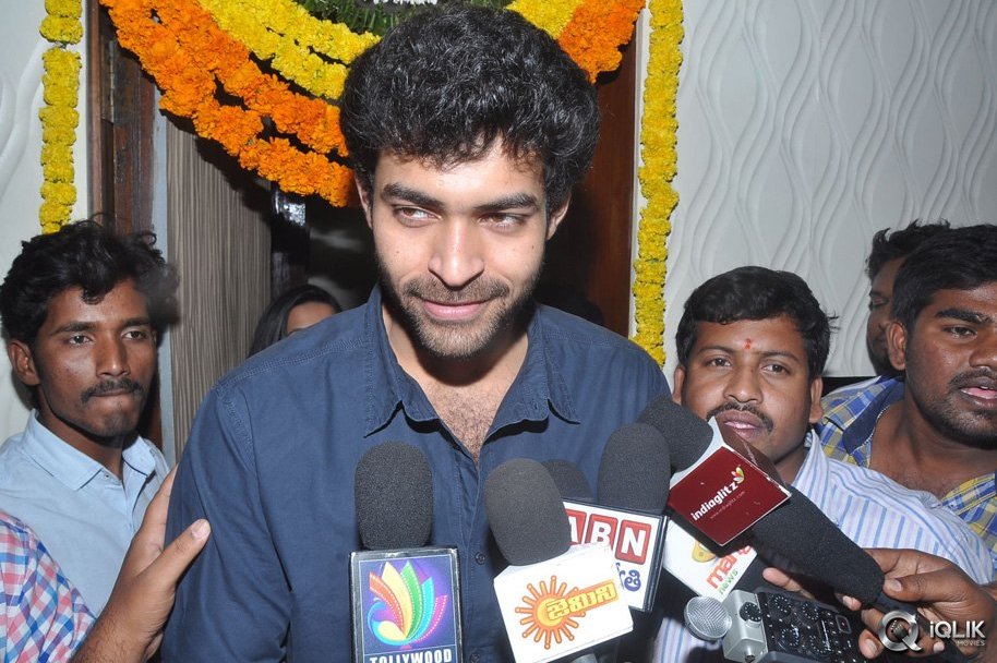 Mukunda-Movie-Hungama-at-Sandhya-Theatre